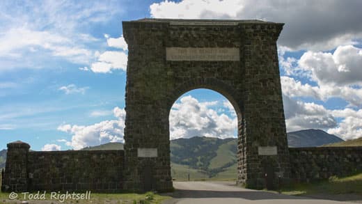 Yellowstone-National-Park-entrance-1