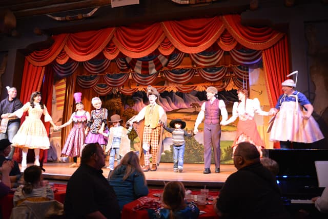 Ft-Wilderness-hoop-de-doo-stage