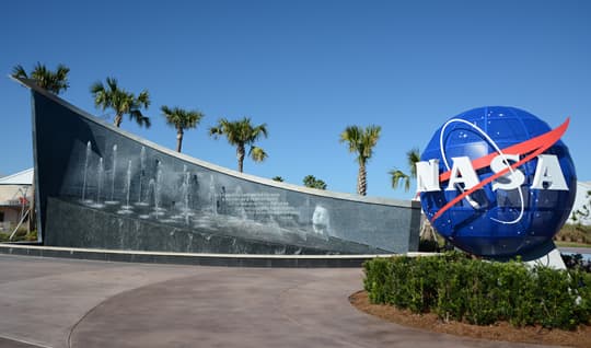 Kennedy-Space-Center-fountain